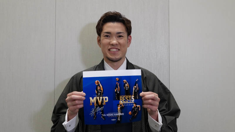 14 金丸晃輔選手「MVP＆5年連続5回目BEST5受賞記念フォト